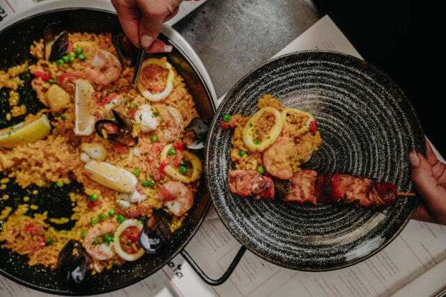Paella clásica de marisco y estilo valenciano en Londres