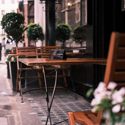 Mesas para cenar al aire libre en Mayfair, cócteles relajados y tapas.