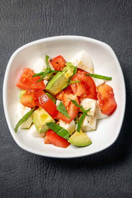 Restaurante Mayfair de dieta atlántica española: pescado, marisco, aceitunas y ensalada mediterránea.