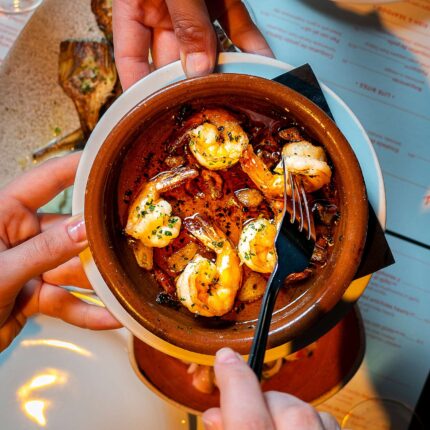 Compartiendo platos románticos: tapas de gambas al ajillo.