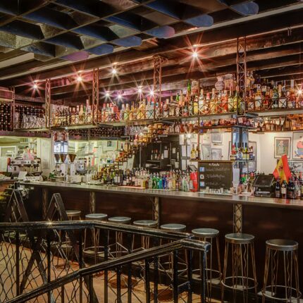 La larga barra de El Pirata of Mayfair, el emblemático bar de tapas de Londres.