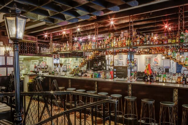 La larga barra de El Pirata of Mayfair, el emblemático bar de tapas de Londres.
